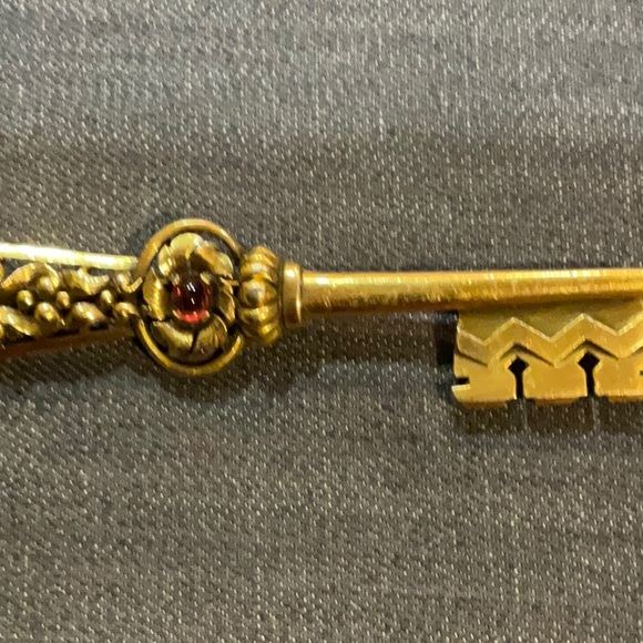 Vintage gold skeleton, key brooch with gem - Picture 7 of 8